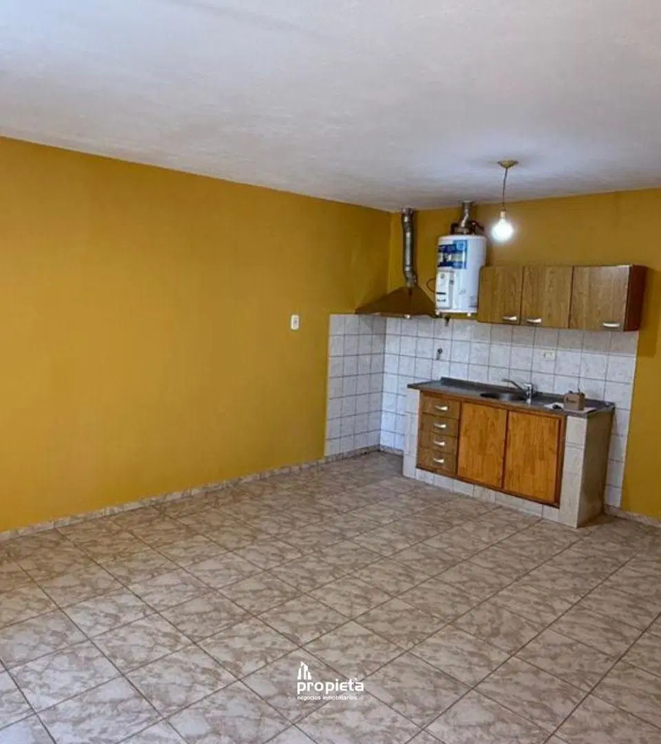 SE ALQUILA CASA EN DALMACIO VELEZ 1