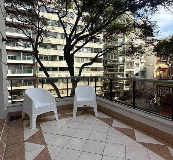 Punta Carretas , 1 dormitorio, 2 balcones,  AMOBLADO y GARAGE a metros de rambla 4
