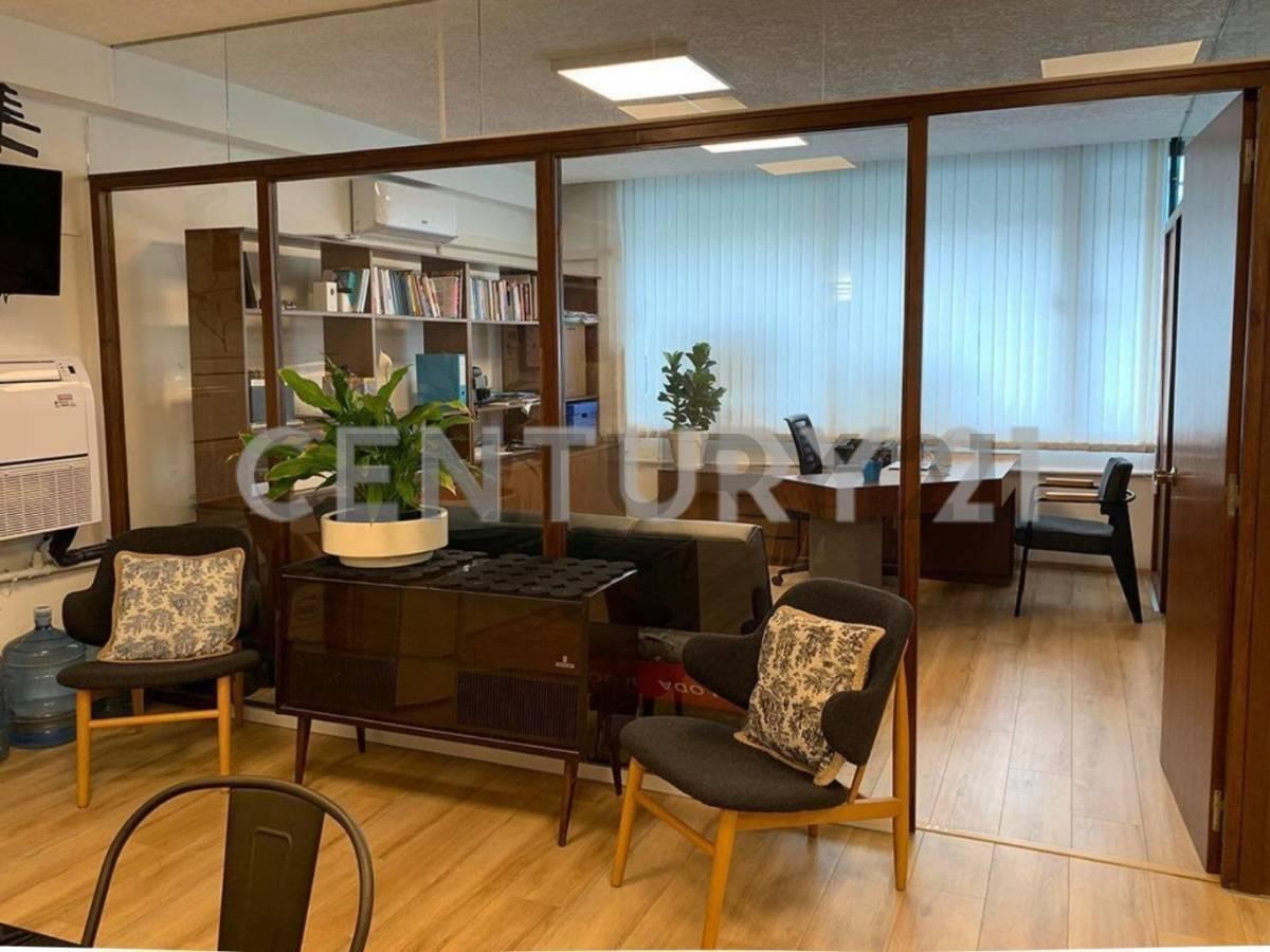 Alquiler Oficina 95 M² +Garaje Totalmente equipada Ciudad Vieja a Mts Pza Matriz