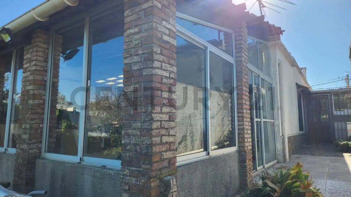 Venta de gran casa en el Cerro de Montevideo a 1 cuadra de C M Ramirez 5