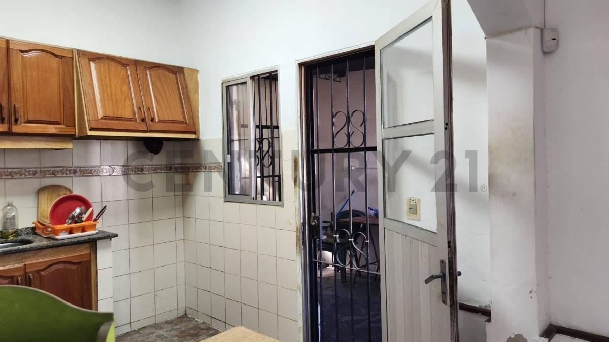 Venta de gran casa en el Cerro de Montevideo a 1 cuadra de C M Ramirez