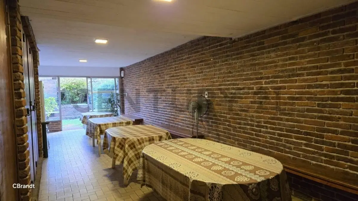 Alquiler apartamento Pocitos 2 dormitorios, 80m2, balcón, garage, próx. rambla 1