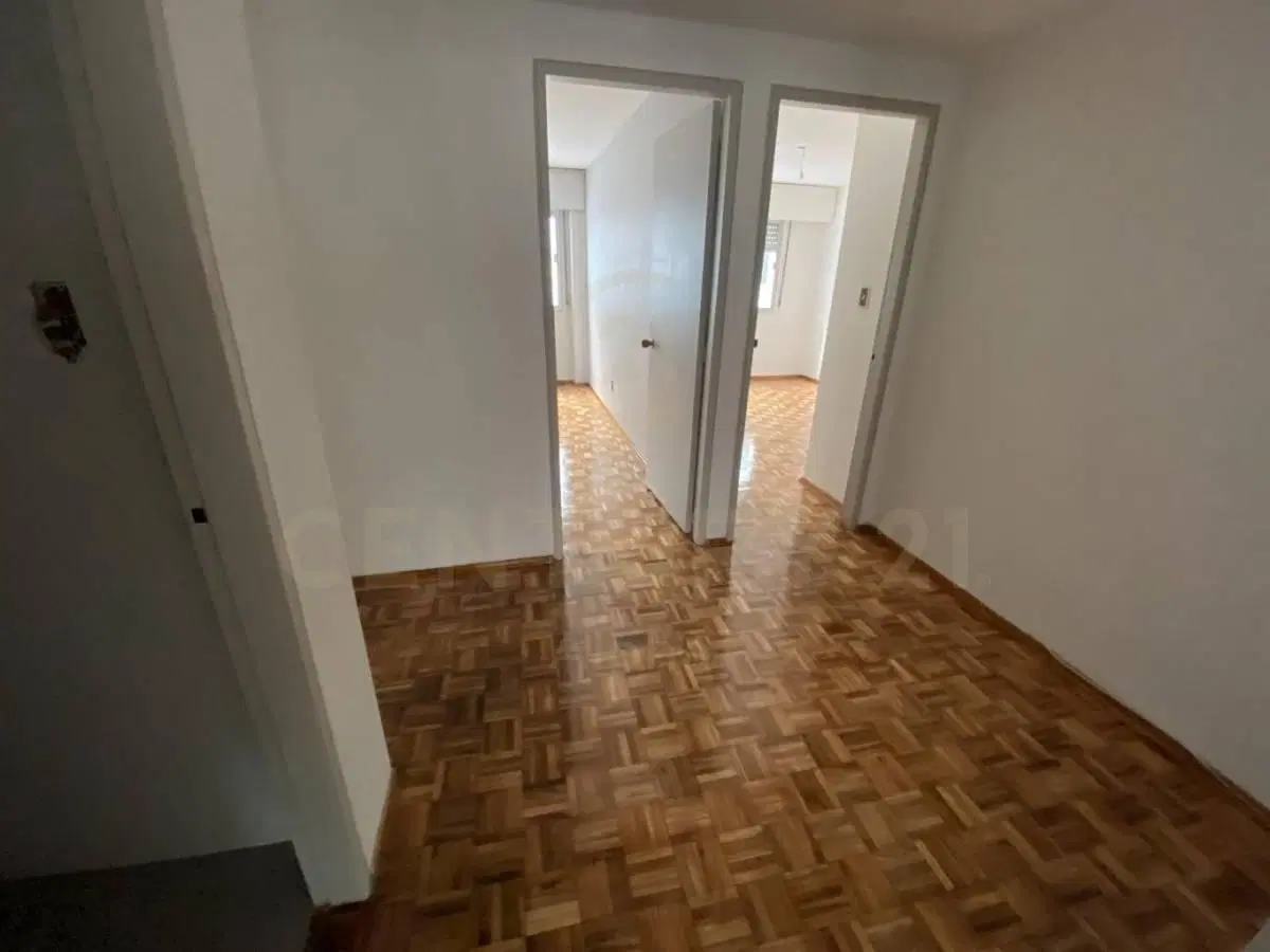 Apartamento FRENTE de gran metraje a pasos de la rambla Pocitos 3