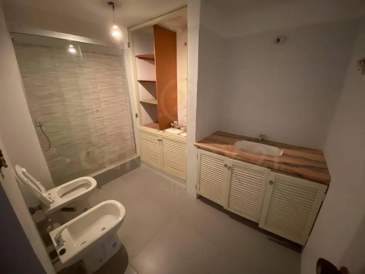 Apartamento FRENTE de gran metraje a pasos de la rambla Pocitos 5