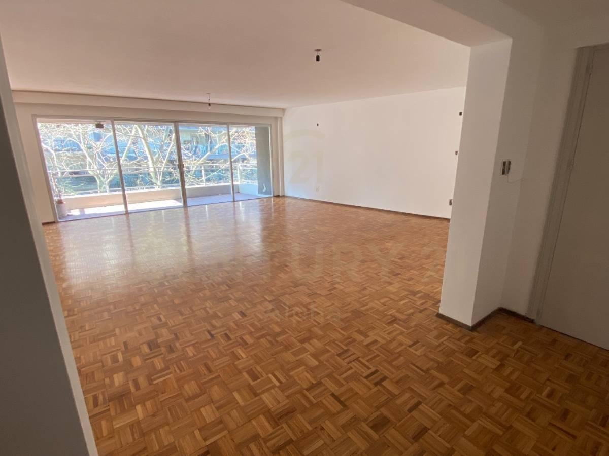 Apartamento FRENTE de gran metraje a pasos de la rambla Pocitos