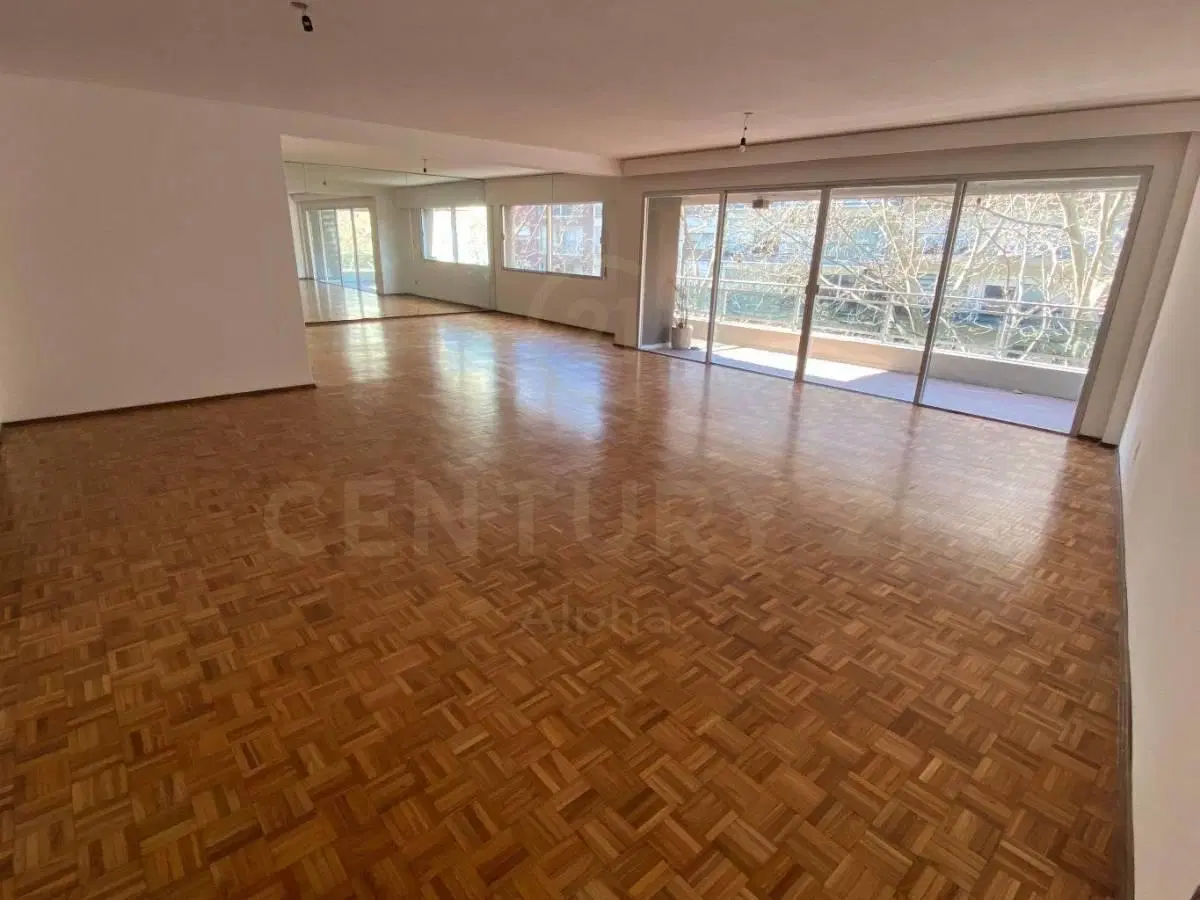 Apartamento FRENTE de gran metraje a pasos de la rambla Pocitos 2