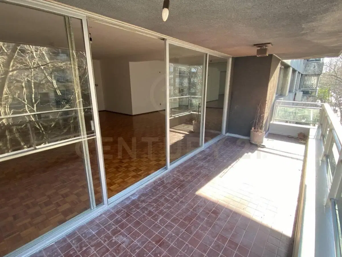 Apartamento FRENTE de gran metraje a pasos de la rambla Pocitos 4