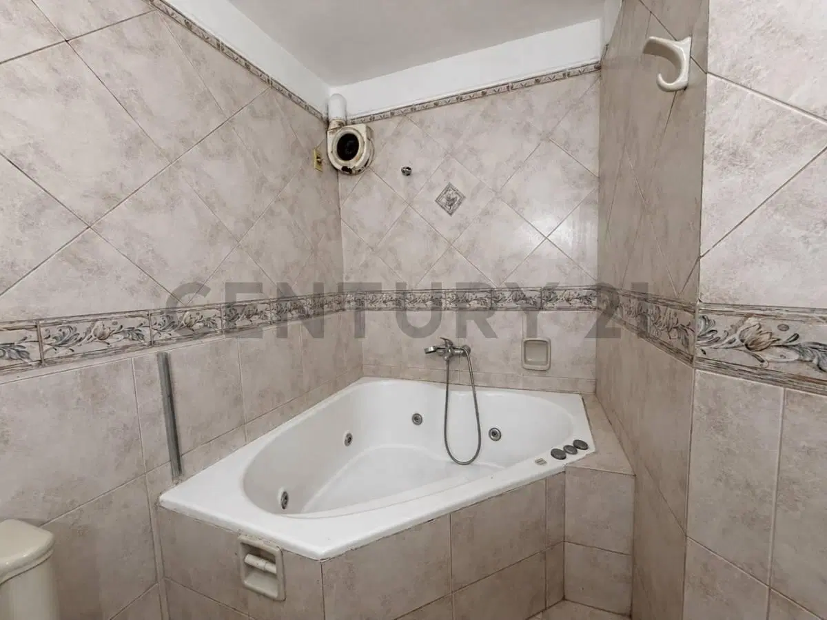 Alquiler CASA con gran Fondo, Piscina, Jacuzzi, Parrillero y GARAGE 3