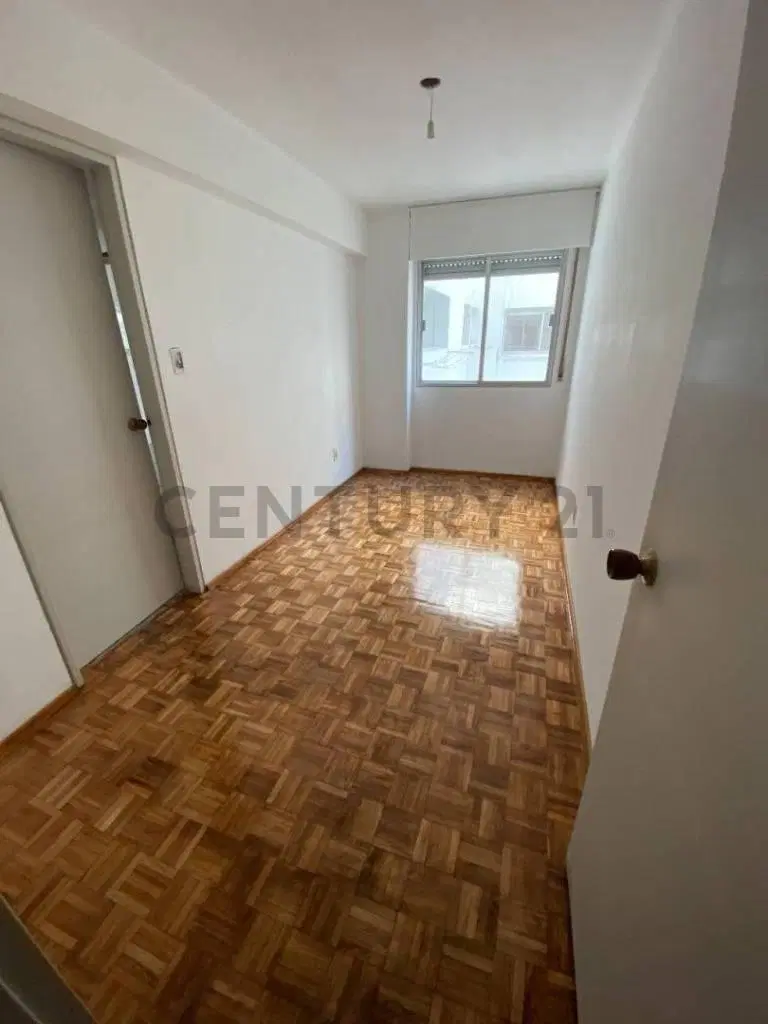ALQUILER Apartamento FRENTE de gran metraje a pasos de la rambla Pocitos 5