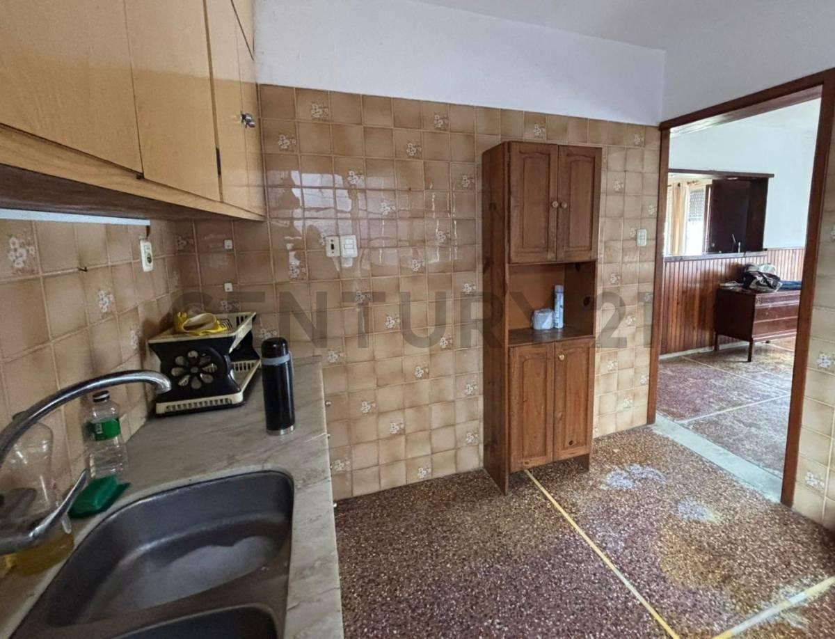 Foto de Venta Casa 3 Dormitorios + Apto Barrio Ituzaingó USD.139.990, imagen 3
