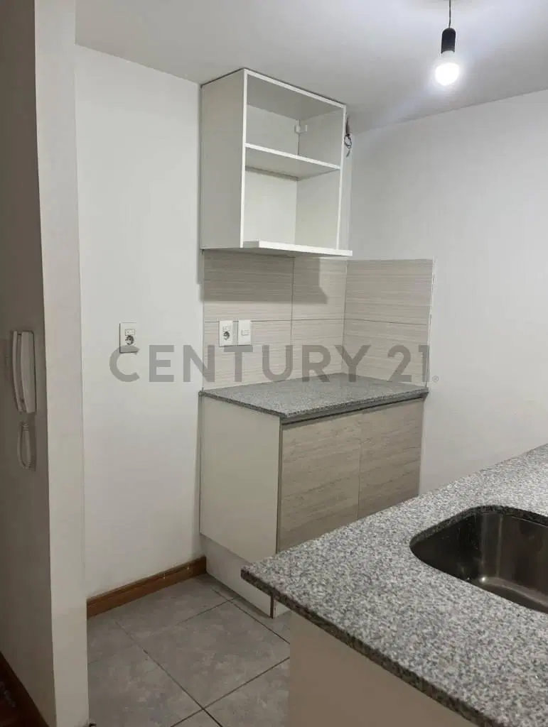 Monoambiente con balcón, al frente, zona Centro 2