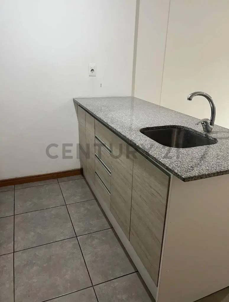 Monoambiente con balcón, al frente, zona Centro 5