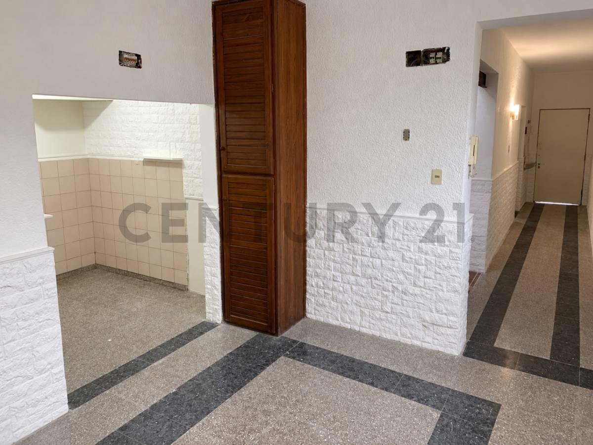 Foto de Casa La Blanqueada/ FRENTE/cochera+patio/mt de BvArtigas /3dor, imagen 3