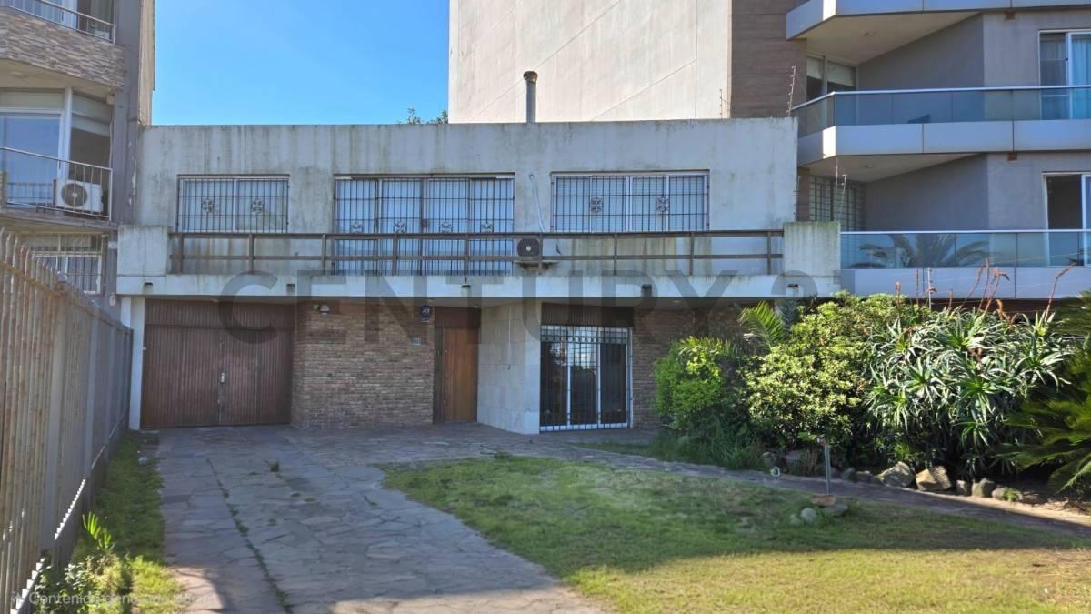 Foto de Venta casa rambla malvin 3d 4b barbacoa frente playa terreno 493m2, imagen 2