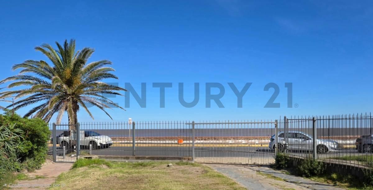 Foto de Venta casa rambla malvin 3d 4b barbacoa frente playa terreno 493m2, imagen 3