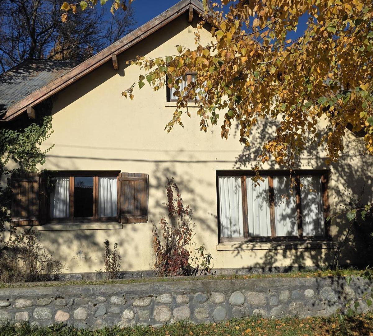 Se vende casa en El Bolsón- Barrio residencial