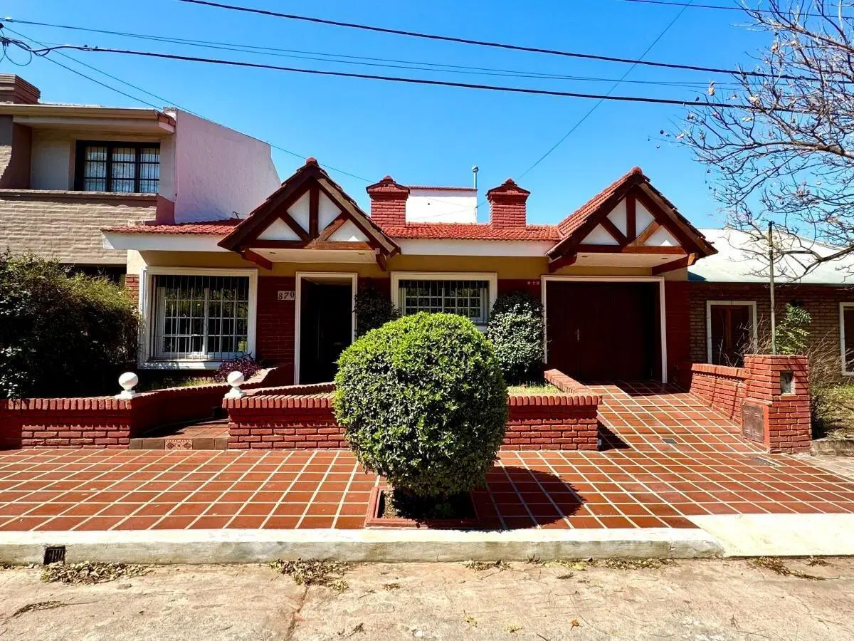 Casa en venta en b° Urca 3 dorm Pileta patio cochera fte plaza 2