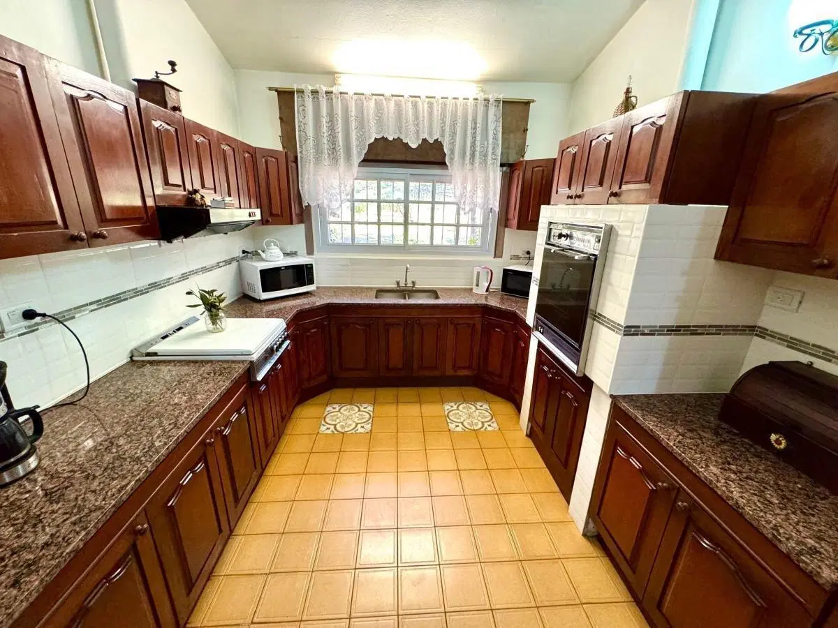 Casa en venta en b° Urca 3 dorm Pileta patio cochera fte plaza 8