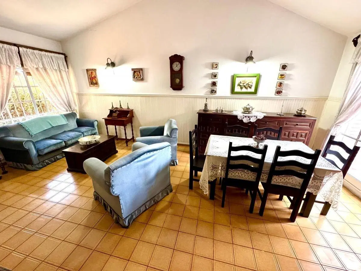 Casa en venta en b° Urca 3 dorm Pileta patio cochera fte plaza 1