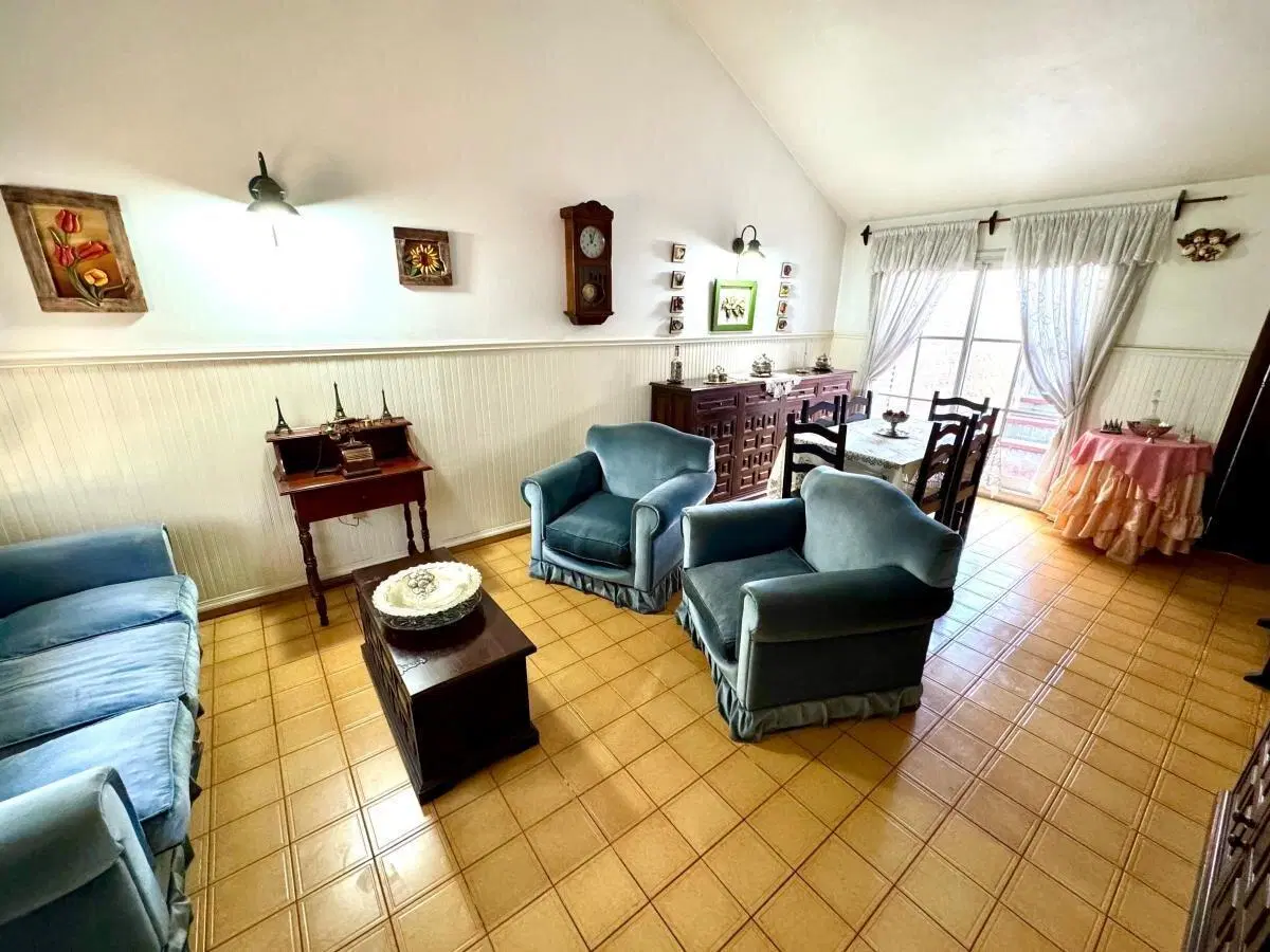 Casa en venta en b° Urca 3 dorm Pileta patio cochera fte plaza 3