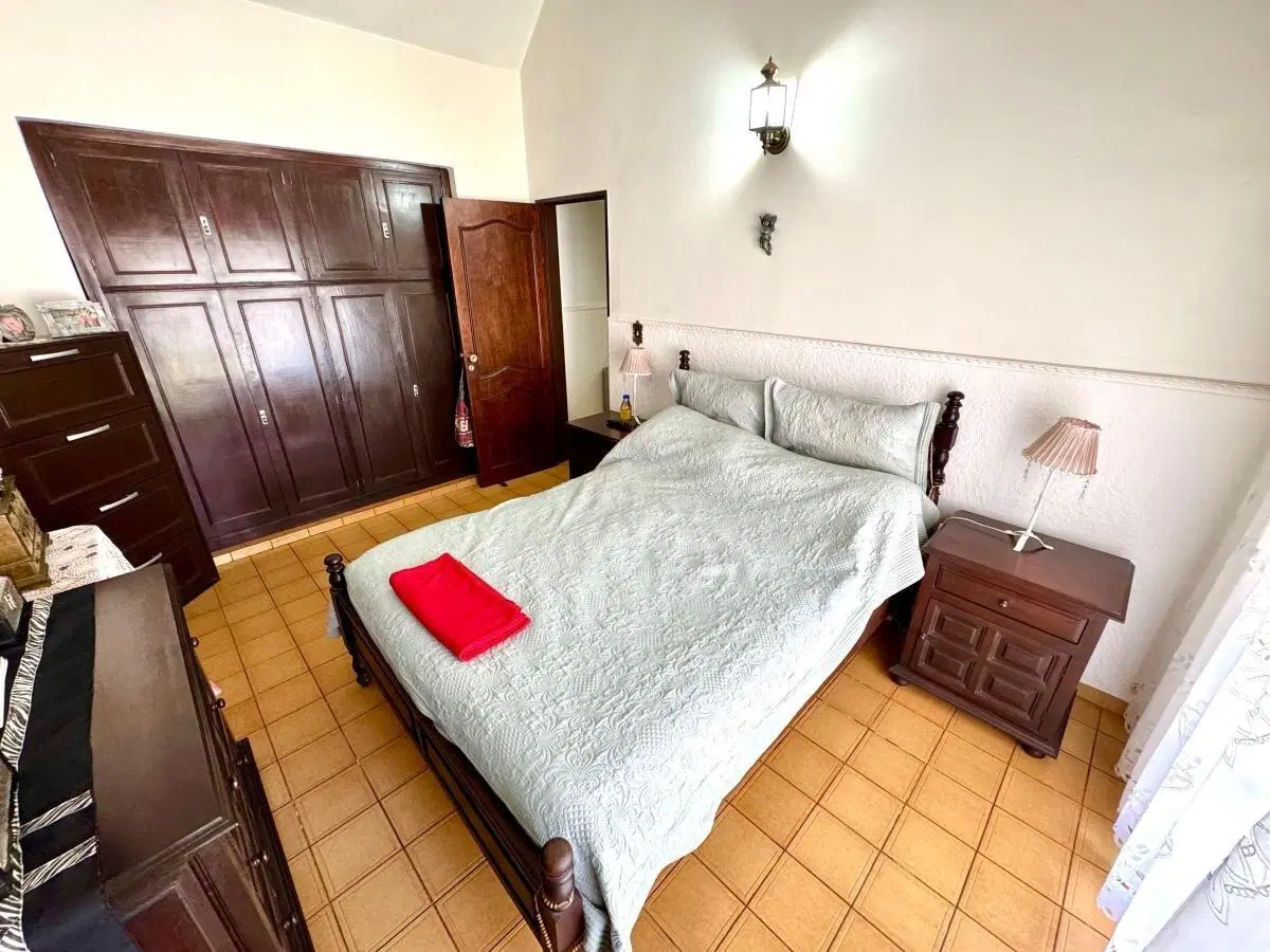 Casa en venta en b° Urca 3 dorm Pileta patio cochera fte plaza 4