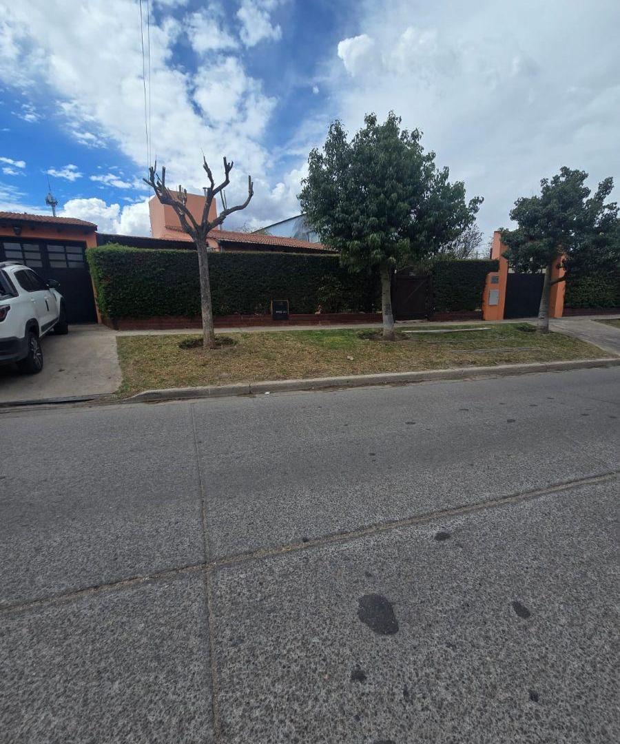 Foto de EXCELENTE CASA EN VENTA,Dr. Bernardo Houssay, entre San José y Camino a, imagen 1