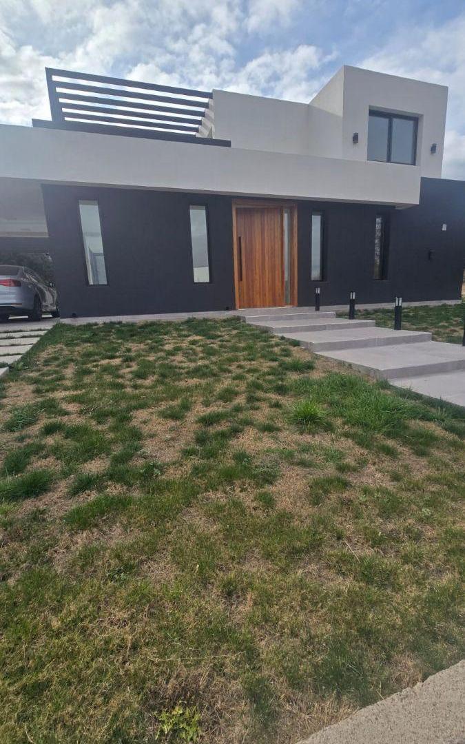 CASA EN VENTA | B° PRIVADO LOS QUEBRACHOS

Ubicada en Las Liebres, una propiedad moderna, amplia y