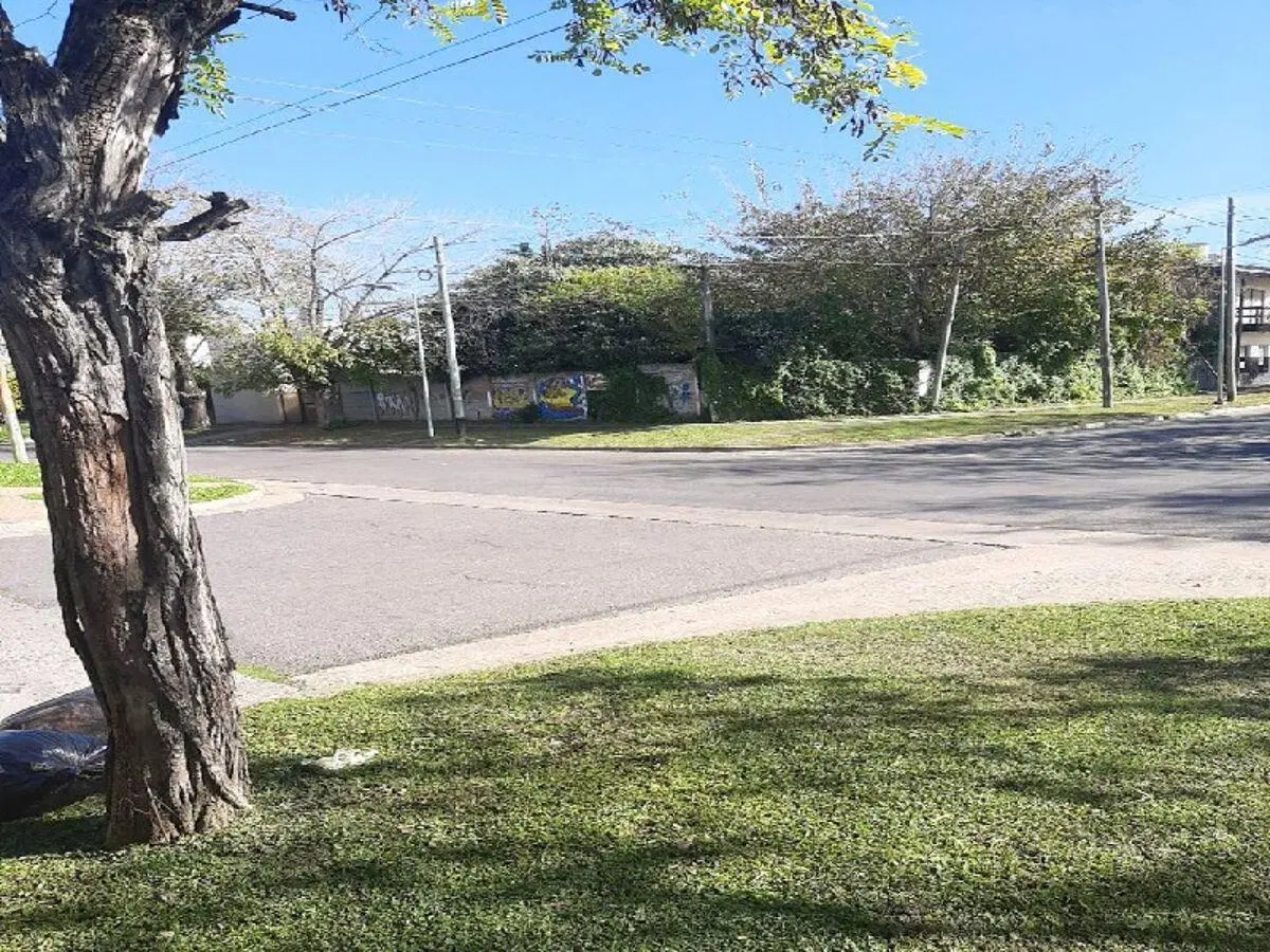 Lote esquina. 6 esquina 525. Muy buena zona 4