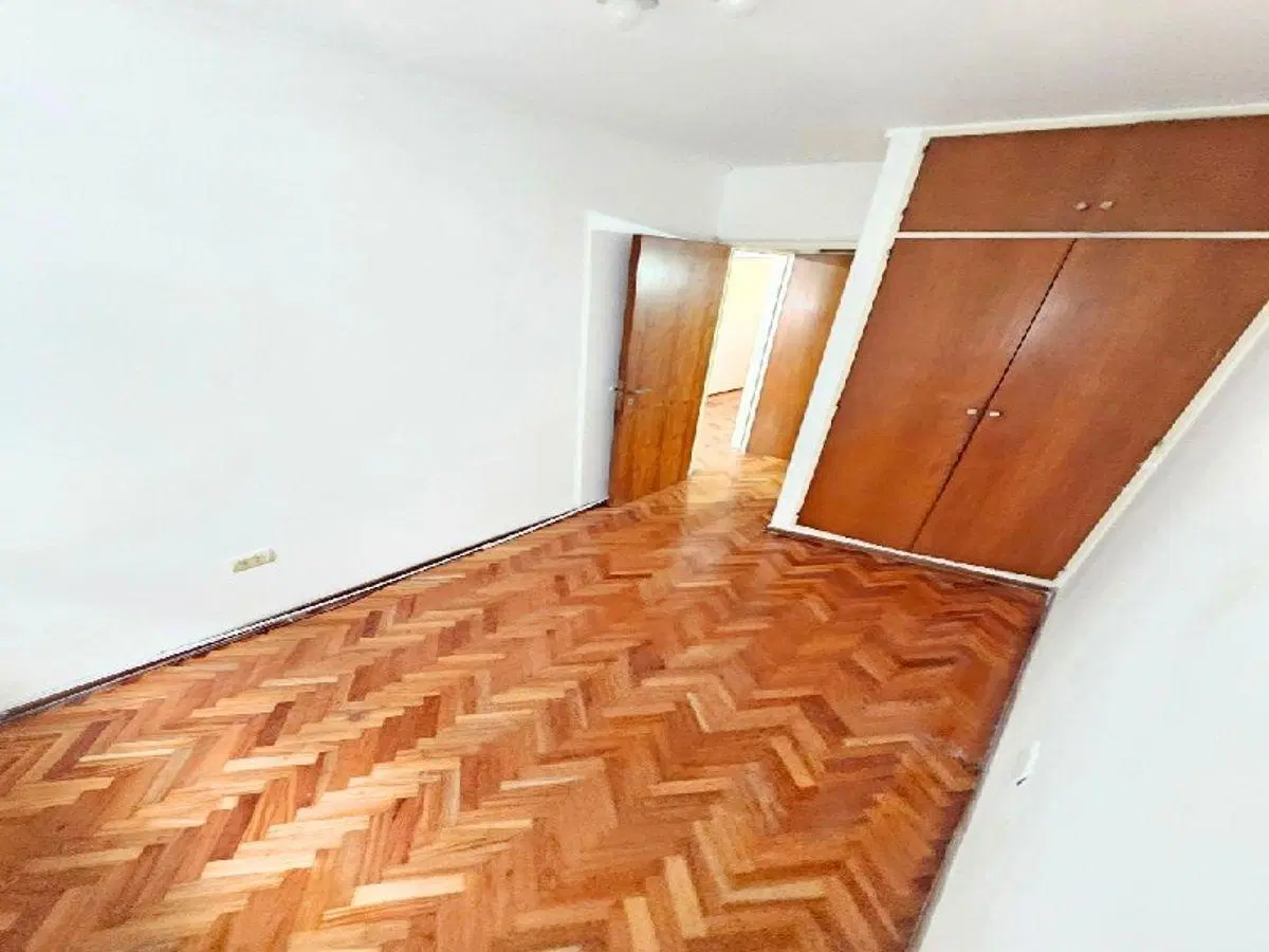 Importante departamento con cochera 5