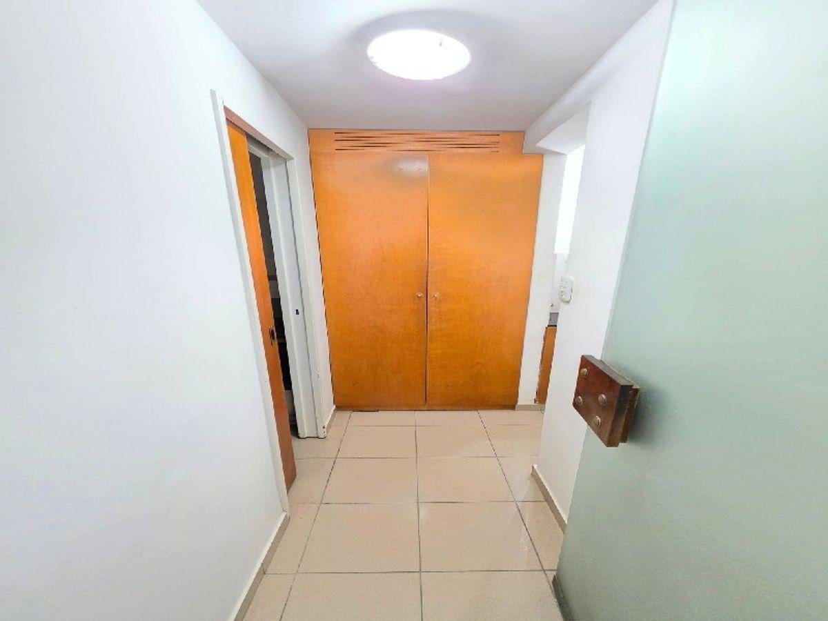 Foto de Importante local. Dos niveles. Privados. Dos baños., imagen 3