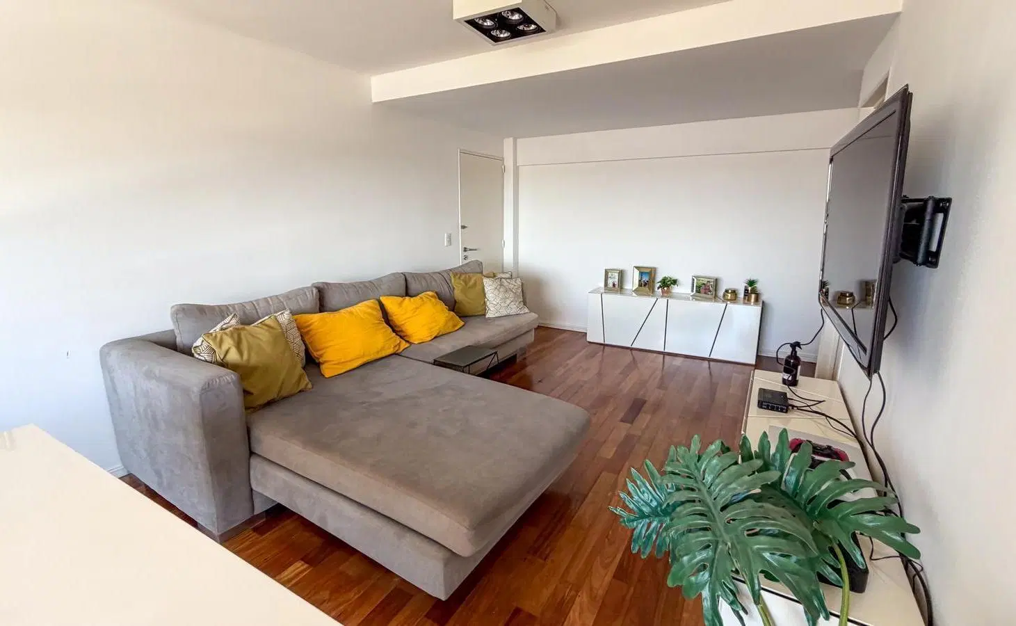 Departamento en VENTA 3 dormitorios con cochera doble vista al rio 4