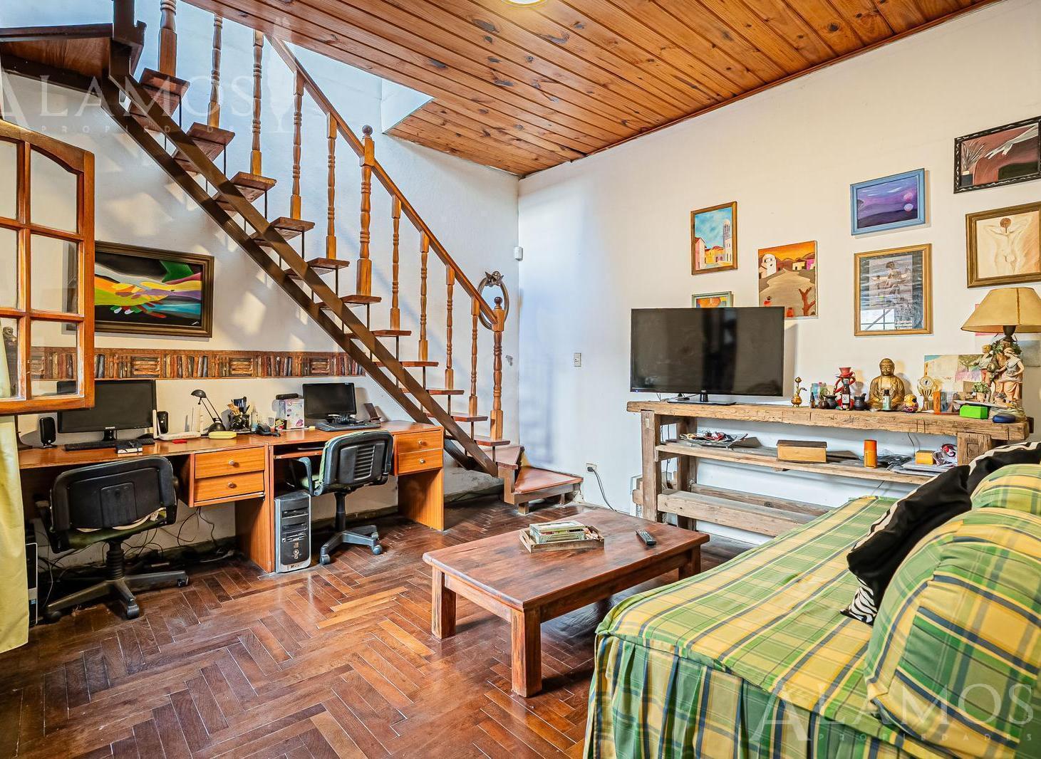 VENTA CASA 4 AMBIENTES EN HAEDO JARDIN COCHERA