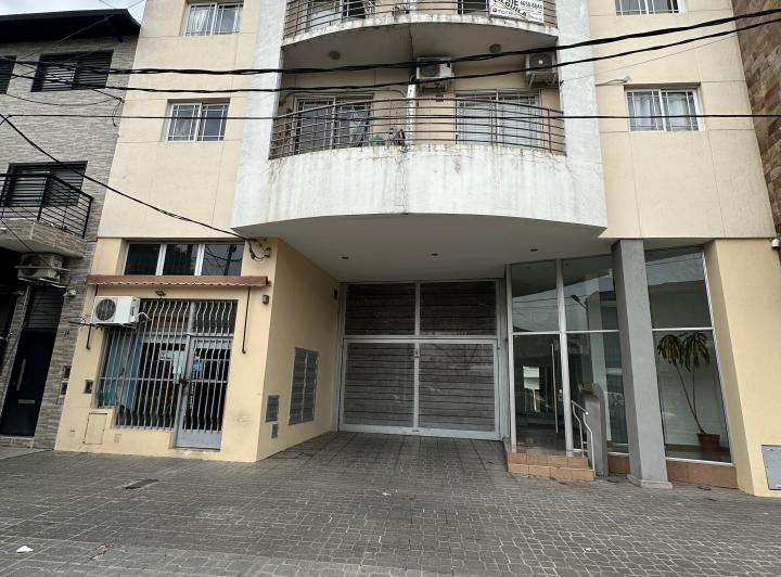 SE ALQUILA EXCELENTE DEPARTAMENTO CON COCHERA Y BAULERA EN RAMOS MEJIA 2