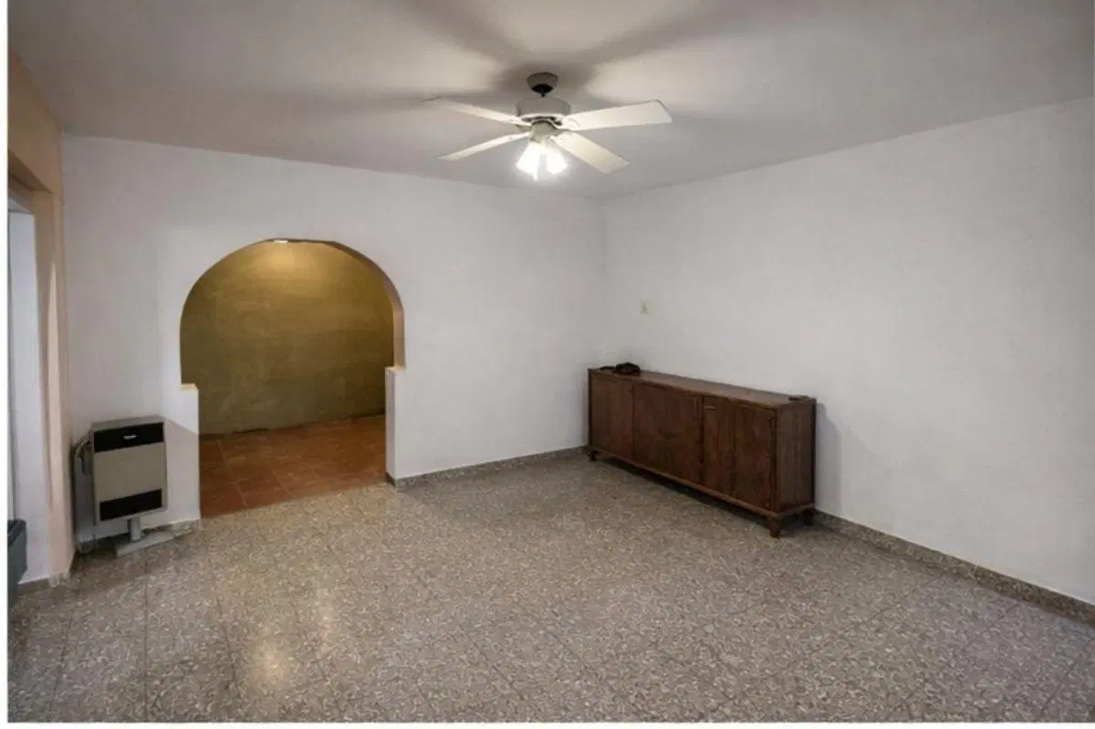 Venta de dos viviendas en Una de 5 Ambientes Totales con Patio y Cochera en La Tablada 4