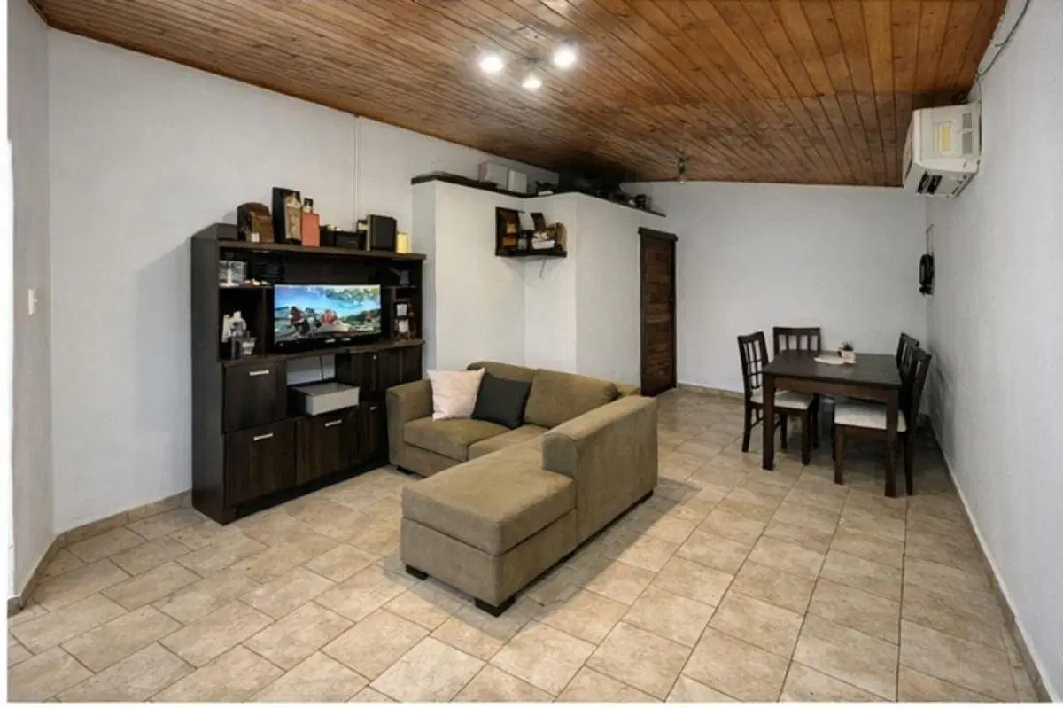 Venta de dos viviendas en Una de 5 Ambientes Totales con Patio y Cochera en La Tablada 2
