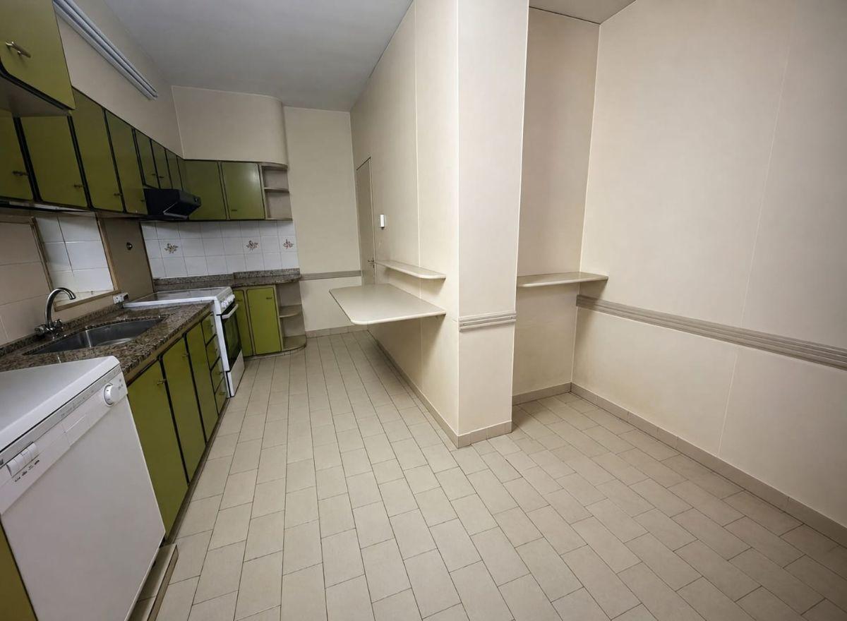 Foto de CASA DE 6 AMBIENTES CON AMPLIOS ESPACIOS, TERRAZAS Y GRAN POTENCIAL, imagen 2