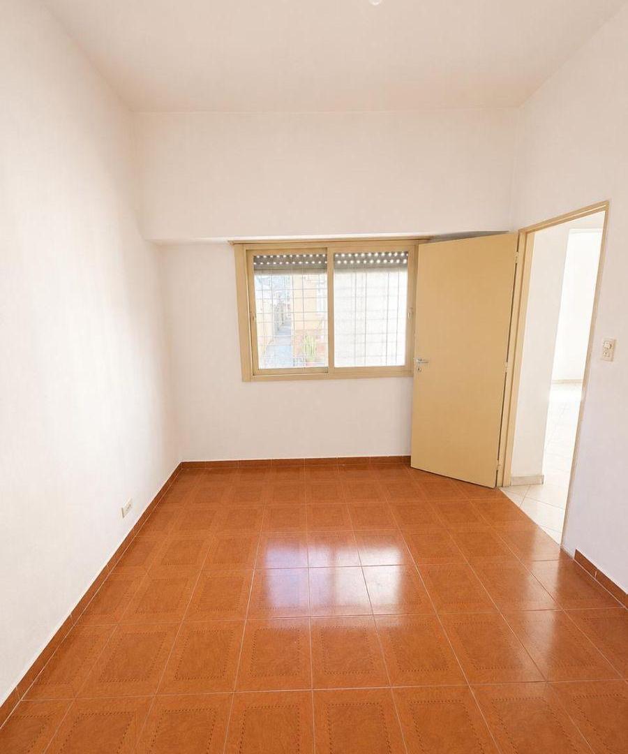 Foto de SE VENDE EXCELENTE PH SIN EXPENSAS Y CON ESPACIO AÉREO PARA CONSTRUIR, imagen 2