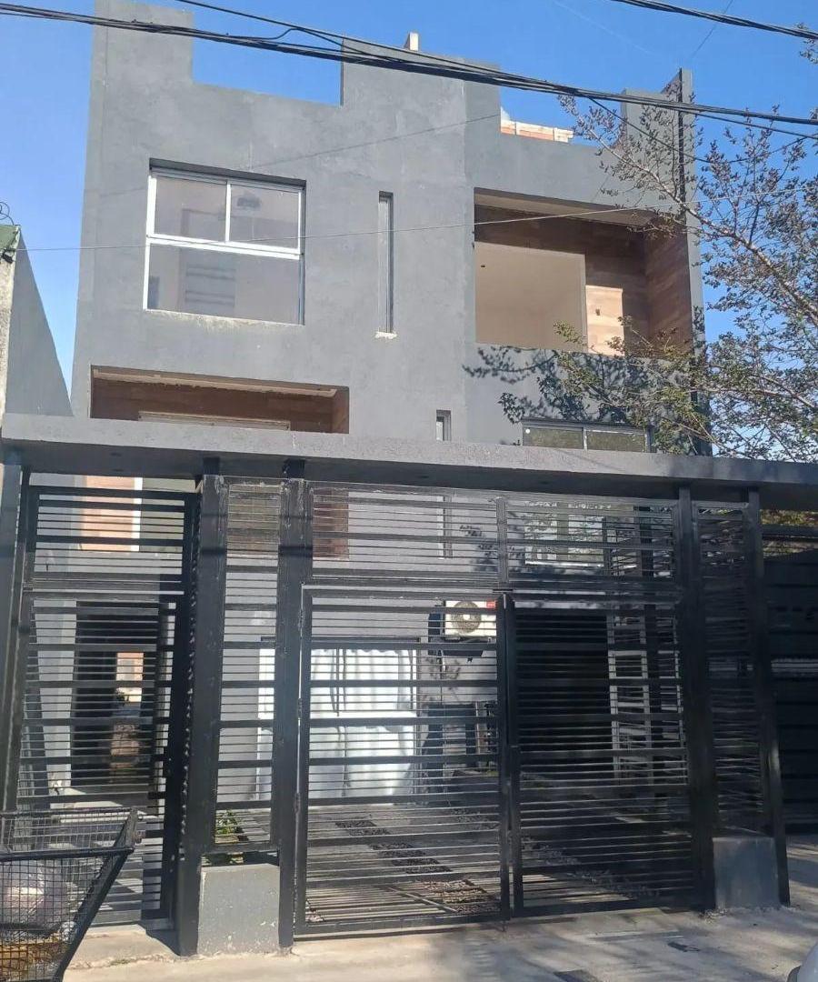 Foto de Venta de 2 Ambientes con Terraza Propia, Parrilla y Cochera – Ramos, imagen 1