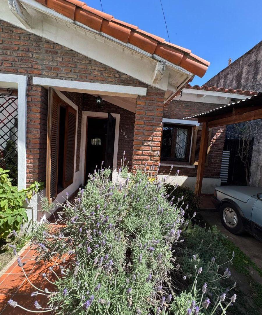 Foto de Venta de Casa de 3 Ambientes con escritorio, patio parrilla y cochera, imagen 1