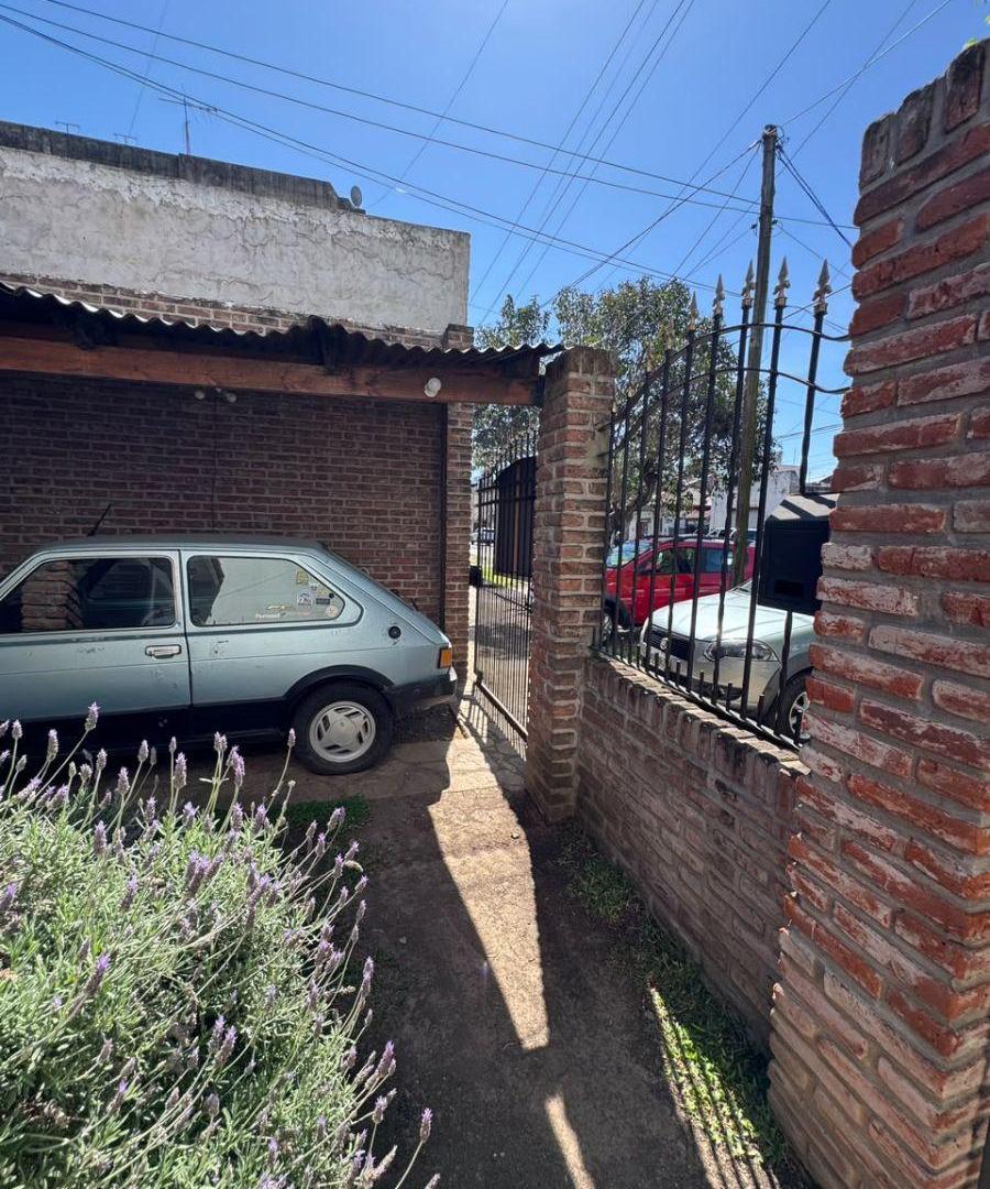 Foto de Venta de Casa de 3 Ambientes con escritorio, patio parrilla y cochera, imagen 3