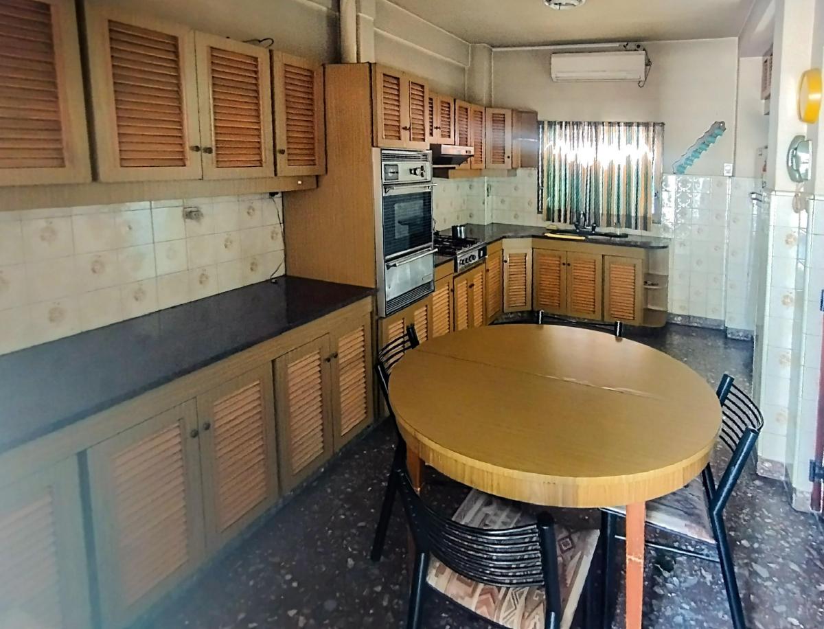 Foto de Casa 5 ambientes con patio, fondo libre y cochera. Ideal para dos, imagen 2