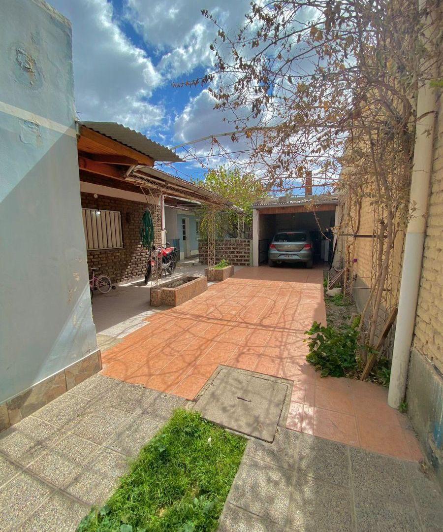 Foto de Vende Casa con 2 departamentos sobre calle Gonzalez Larrosa, imagen 2