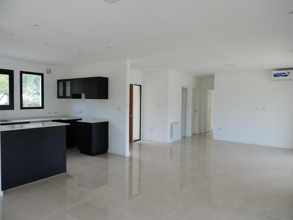 Foto de Casa 4 ambientes en venta en Miralagos., imagen 2