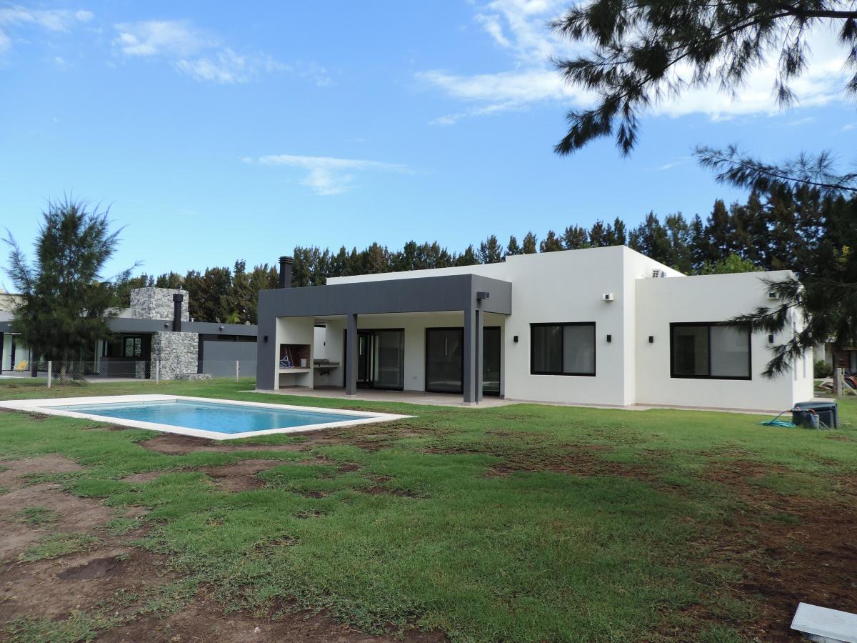Casa 4 ambientes en venta en Miralagos.