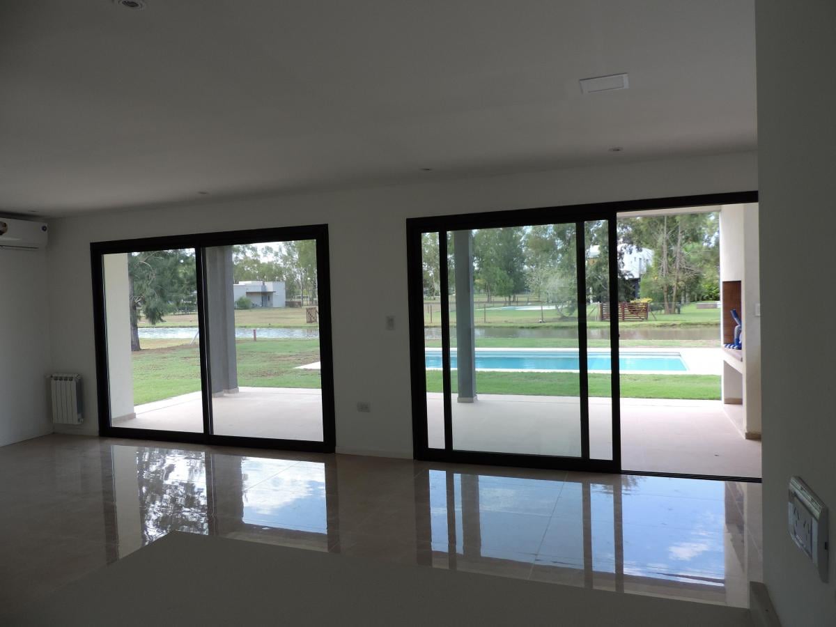 Foto de Casa 4 ambientes en venta en Miralagos., imagen 3