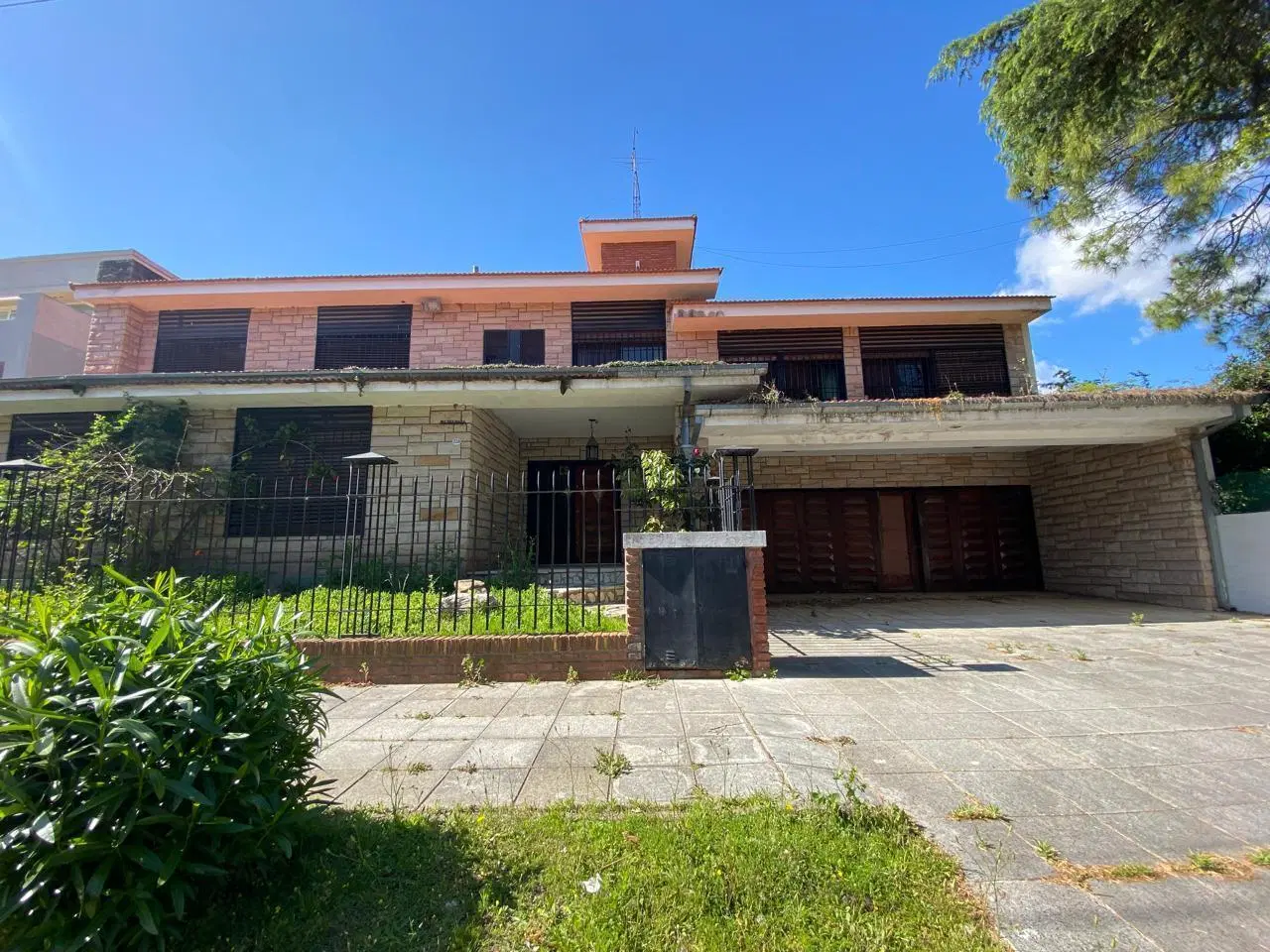 Venta de Casa 7 ambientes con jardín, quincho y pileta en Martínez, San Isidro 2