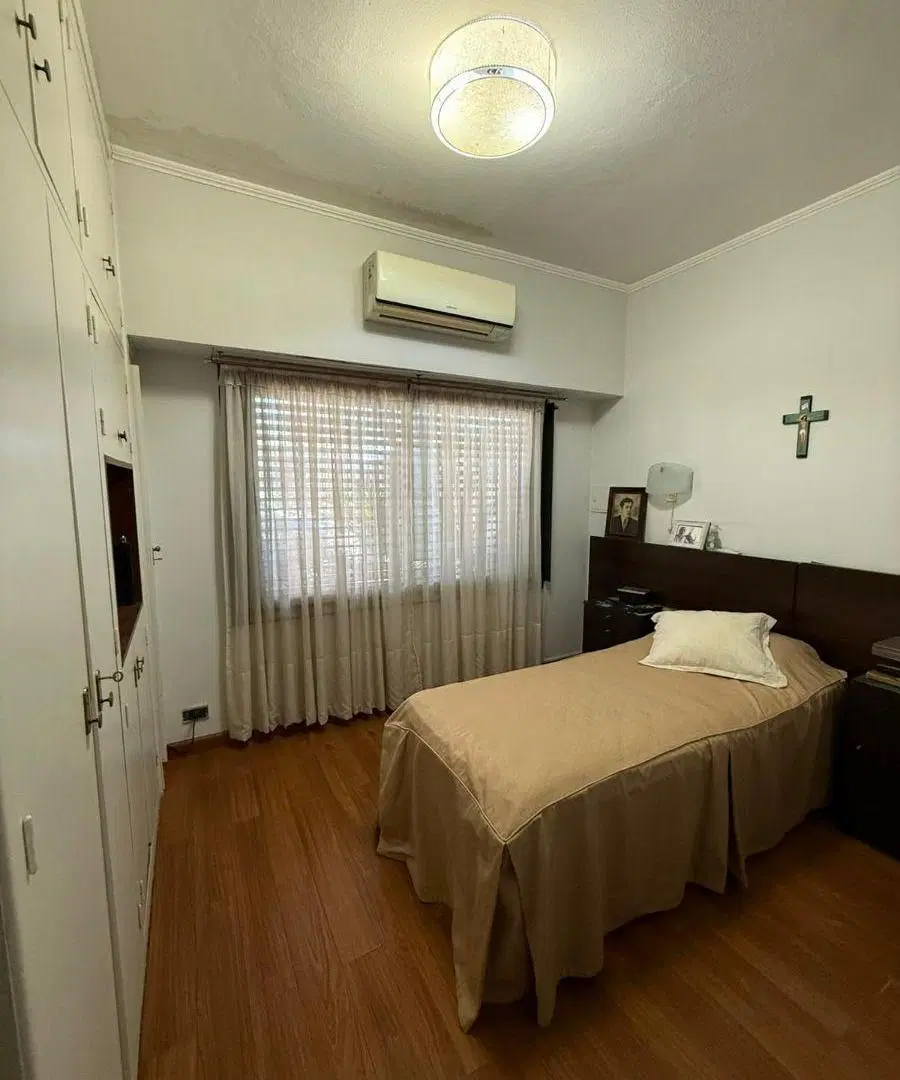 CASA 4 AMBIENTES EN EXCELENTE ESTADO , JARDIN, GALERIA Y COCHERA 4