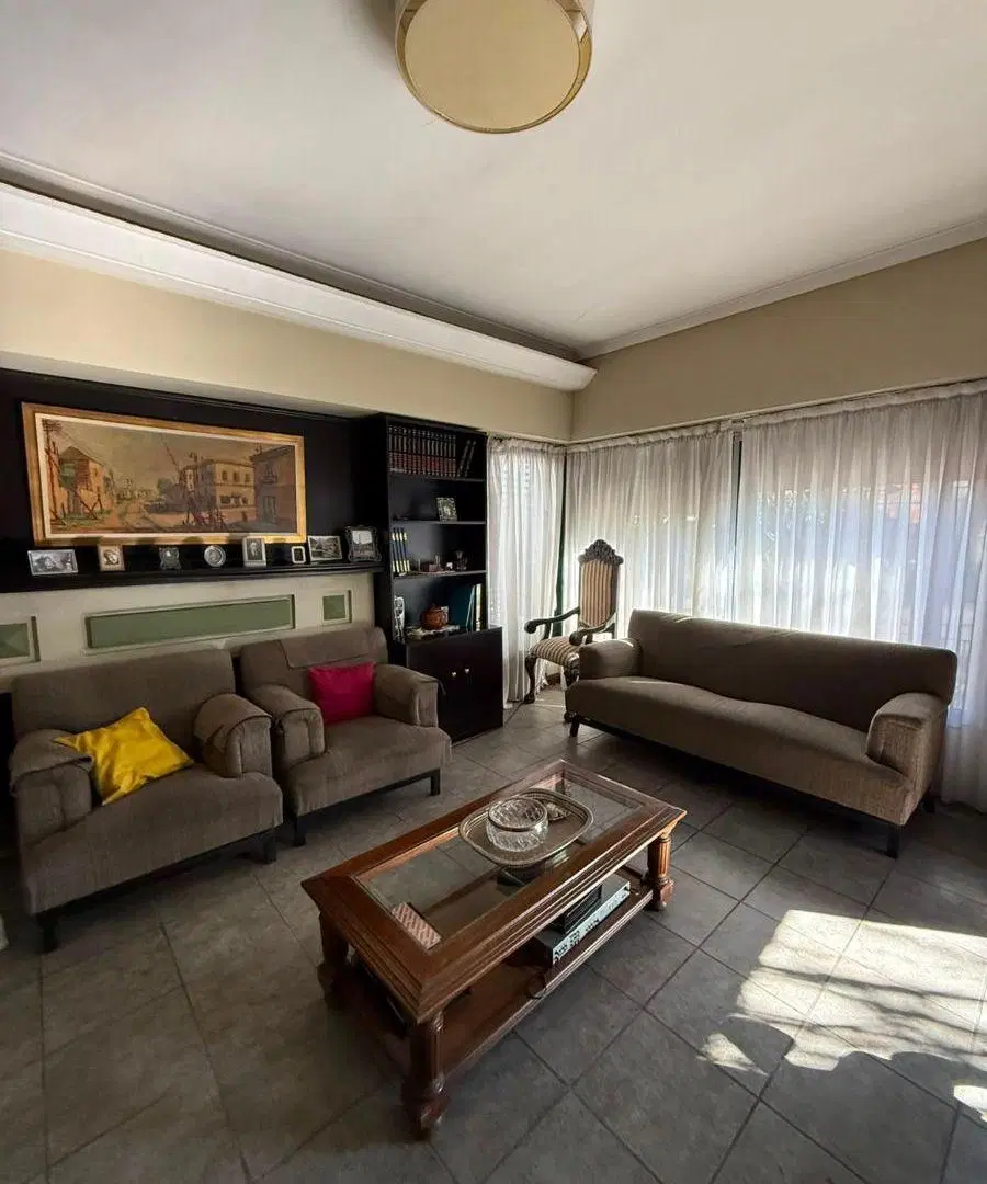 CASA 4 AMBIENTES EN EXCELENTE ESTADO , JARDIN, GALERIA Y COCHERA 3