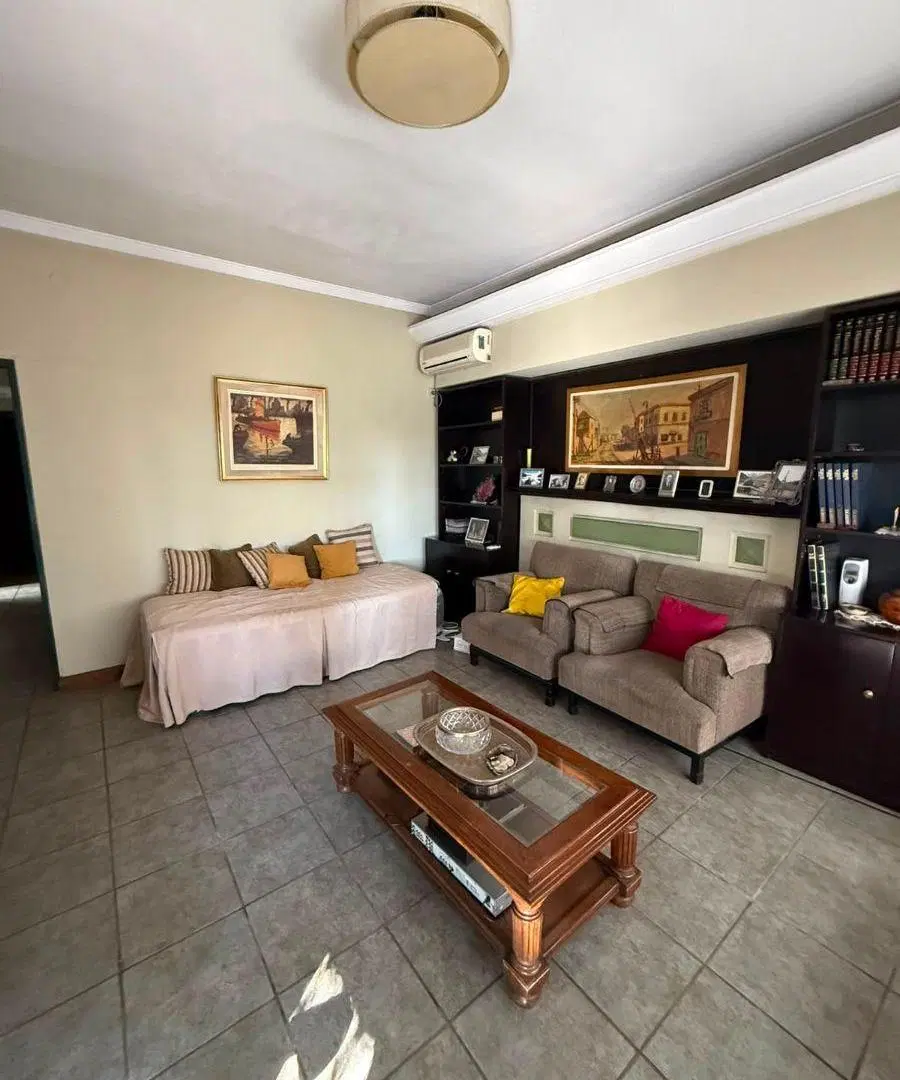 CASA 4 AMBIENTES EN EXCELENTE ESTADO , JARDIN, GALERIA Y COCHERA 5