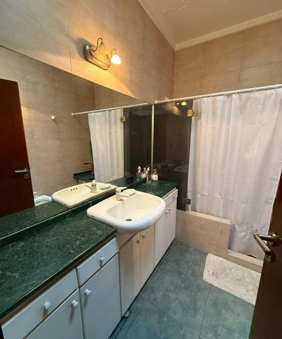 CASA 4 AMBIENTES EN EXCELENTE ESTADO , JARDIN, GALERIA Y COCHERA 2